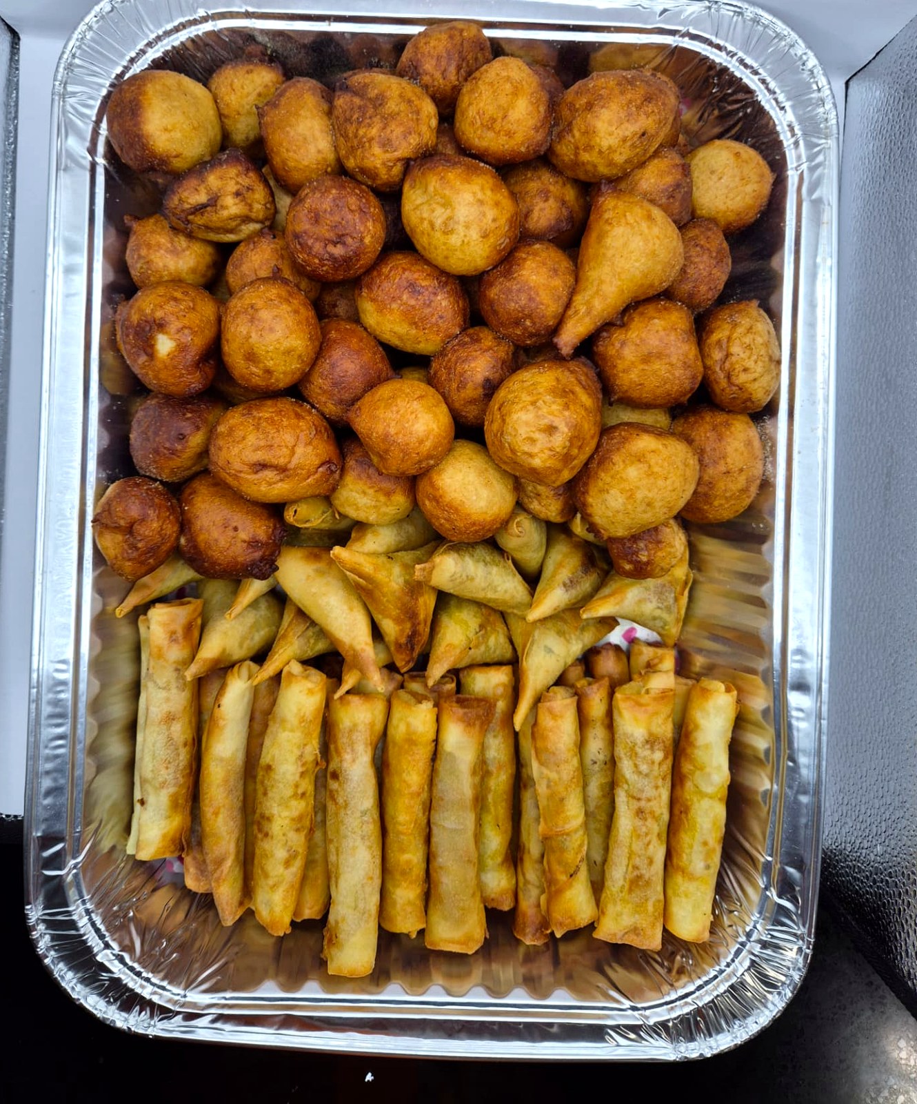Tray of crispy golden samosas